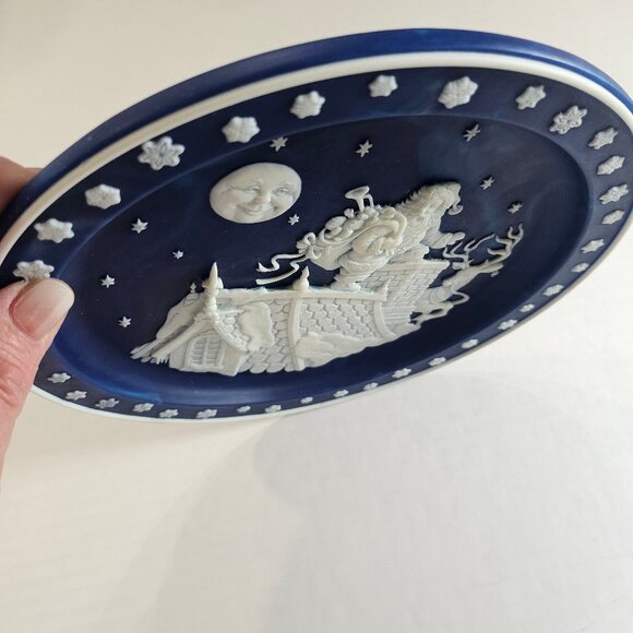 Incolay Studios Navy Blue/White Resin Christmas Plate Up On The Rooftop, 1992 - Picture 9 of 12
